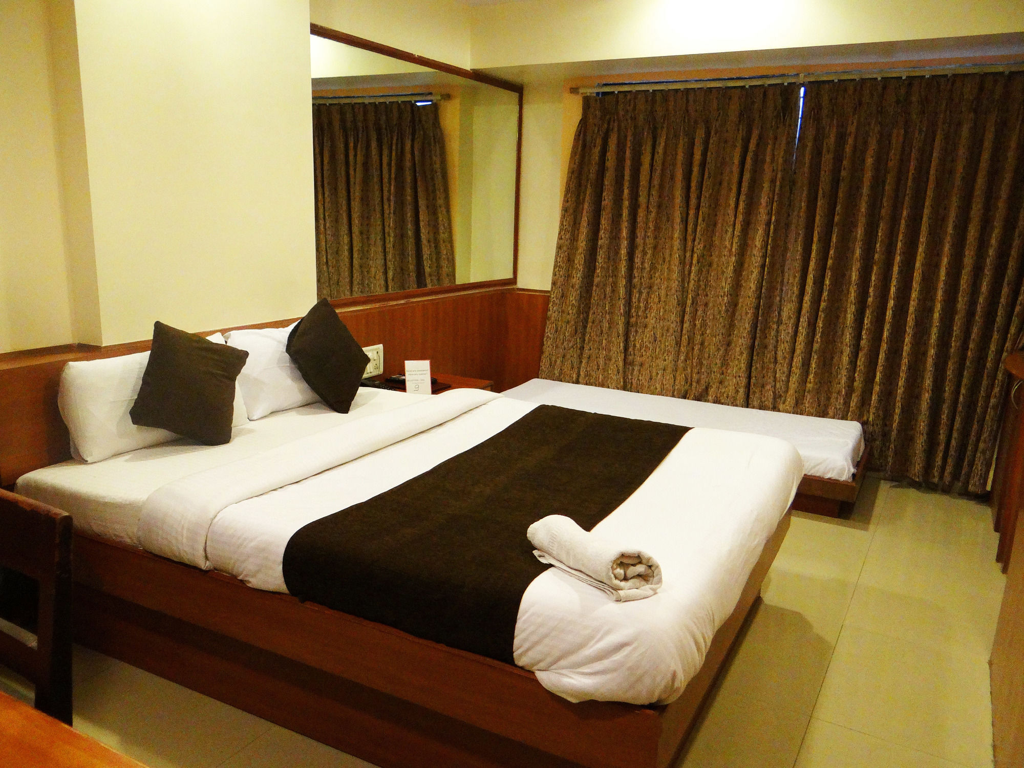 Lucky Hotel Goregaon Mumbai Dış mekan fotoğraf